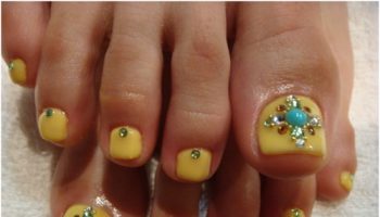 Bindis-or-rhinestones-toe-nail-art