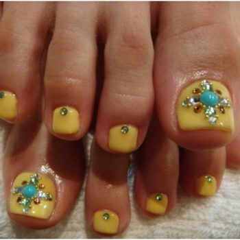 Bindis-or-rhinestones-toe-nail-art