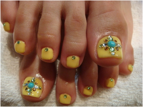 Bindis-or-rhinestones-toe-nail-art