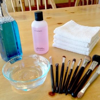 cleaning-makeup-brushes-vert (1)