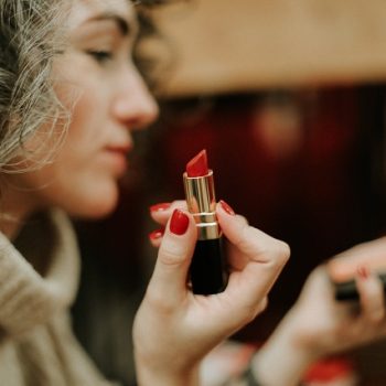 apply-lipstick